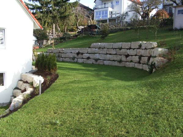 Natursteinmauer in Uhlbach